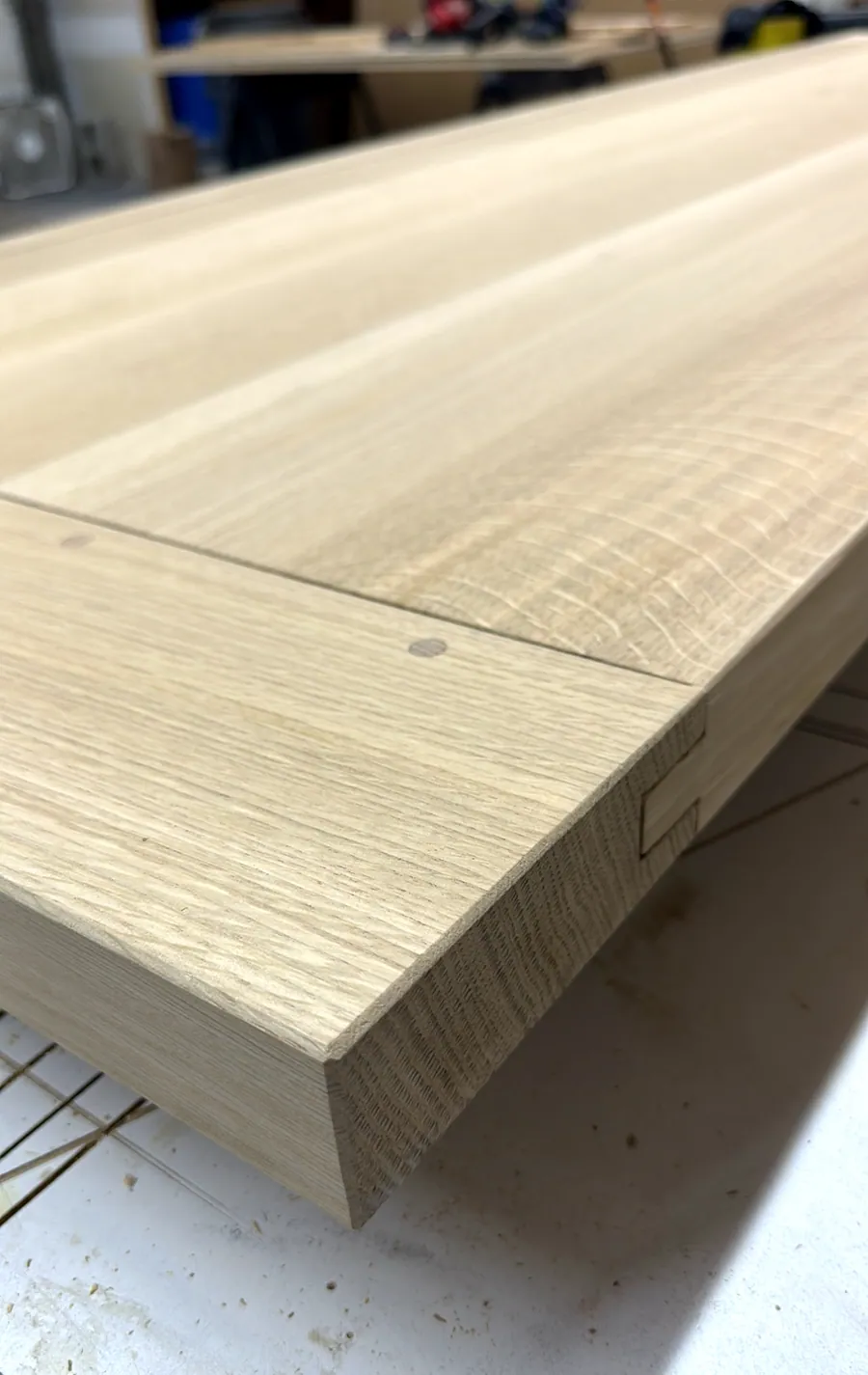 Curved shelf edge in the shop